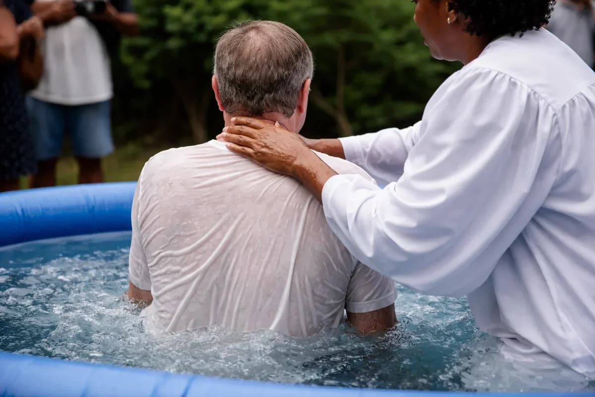 Böyük Britaniyada vəftiz mərasimi zamanı faciə: Pastor qadın kişini suda boğub