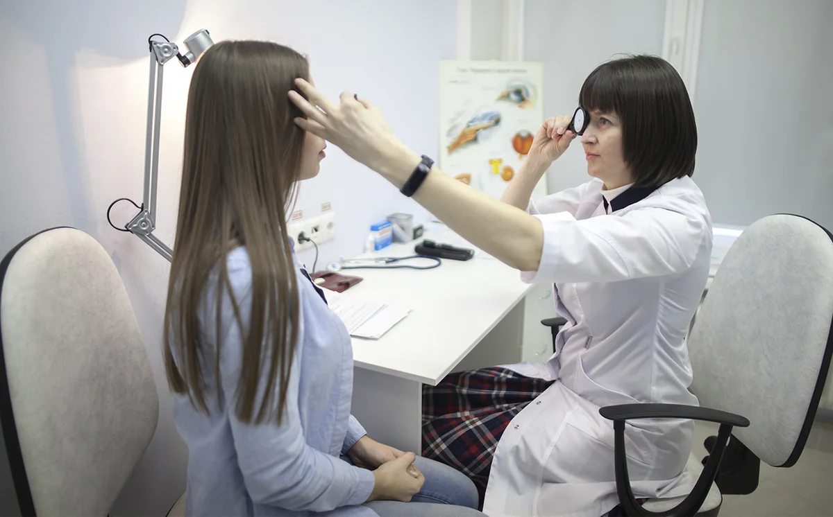 Britaniyada qadına milyon nəfərdən yeddisində rastlanan nadir göz xərçəngi diaqnozu qoyuldu