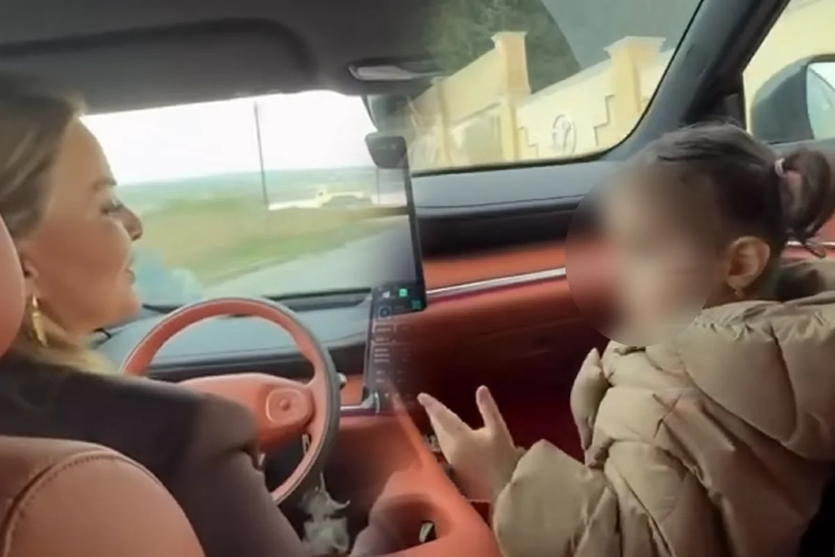 Bağça müdirəsi yol hərəkəti qaydalarını heçə saydı: Övladının həyatını təhlükəyə atdı - VİDEO