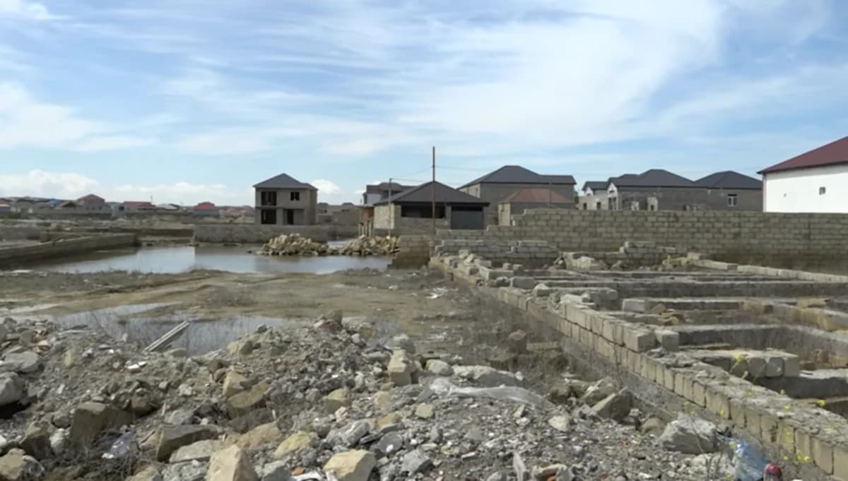 "Yaşamaq artıq mümkün deyil" - Bakı sakinləri niyə evlərindən qurtulmaq istəyirlər? VİDEO