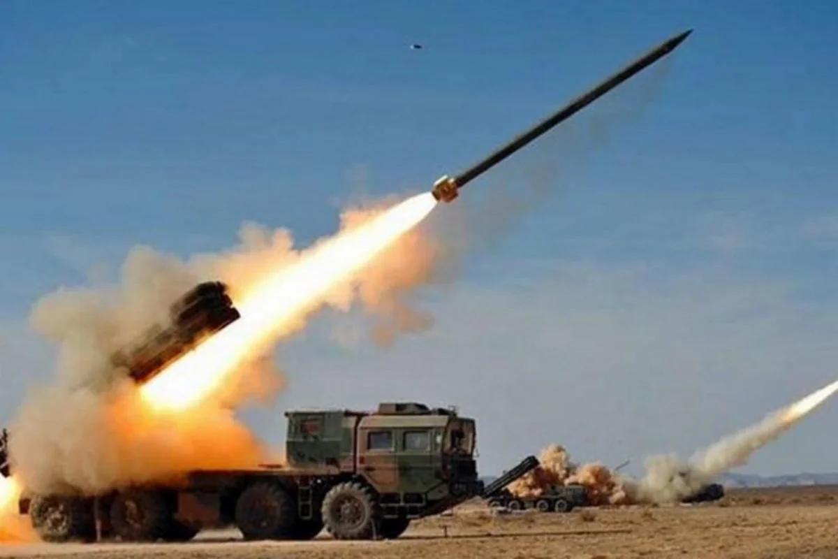 Pakistan 400 kilometr məsafəni vuran raketi sınaqdan keçirdi - FOTO - VİDEO