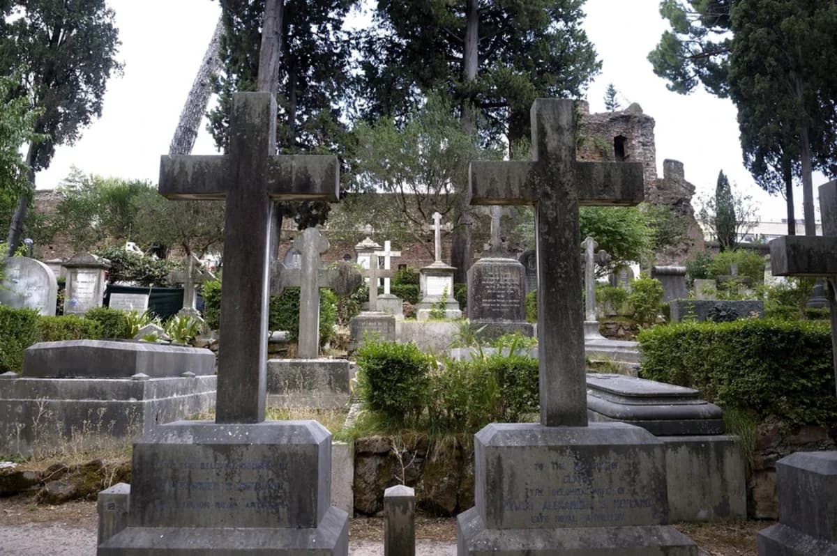 Polşada sirli qəbiristanlıq: Meyitlər üzüaşağı dəfn edilib - FOTO