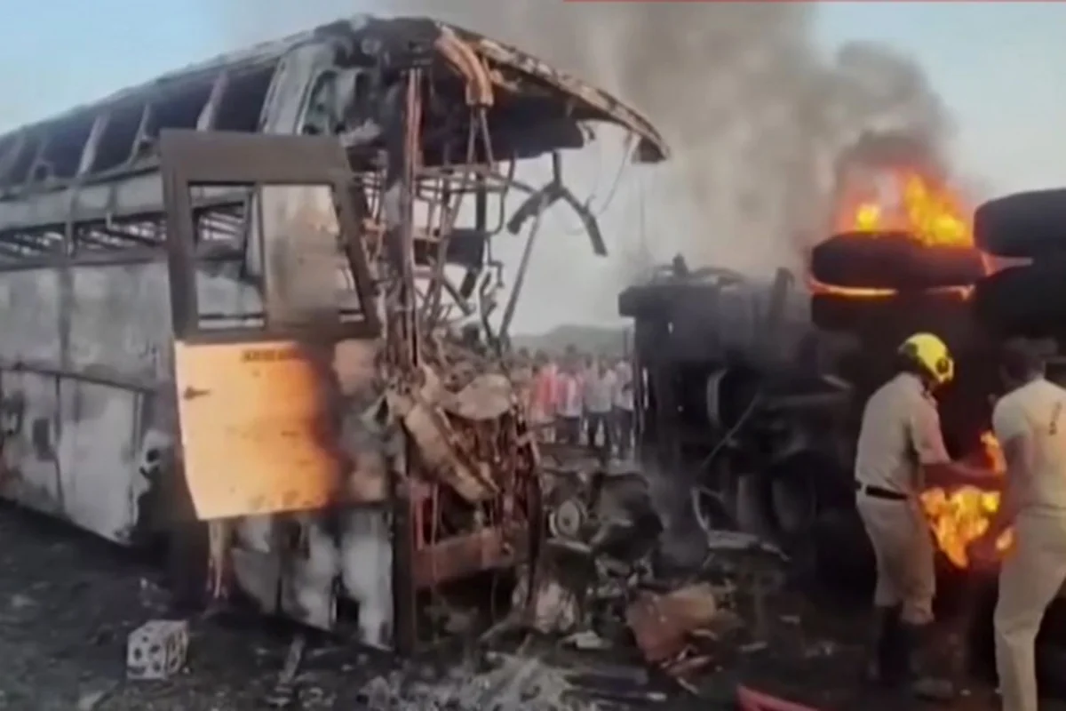 Hindistanda dəhşətli qəza: On dörd nəfər diri-diri yandı - FOTO-VİDEO