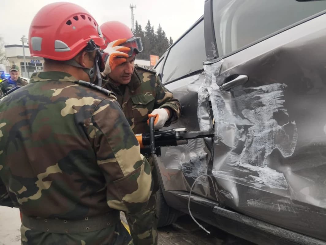 Xaçmazda AĞIR QƏZA: Sıxılı vəziyyətdə qalan qadının xilas edilməsinin ANBAAN GÖRÜNTÜSÜ