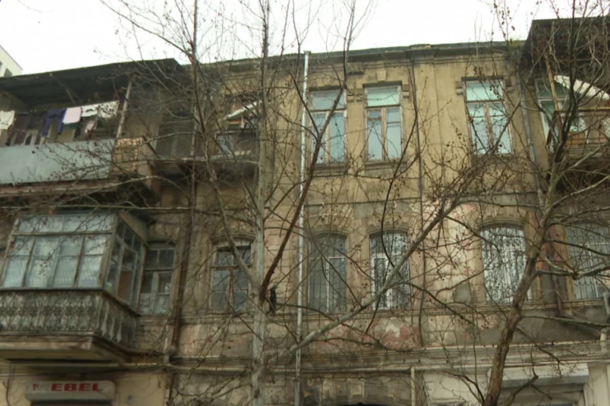 Bakıda iki əsrə yaxın yaşı olan bina qəzalı vəziyyətə düşüb - VİDEO