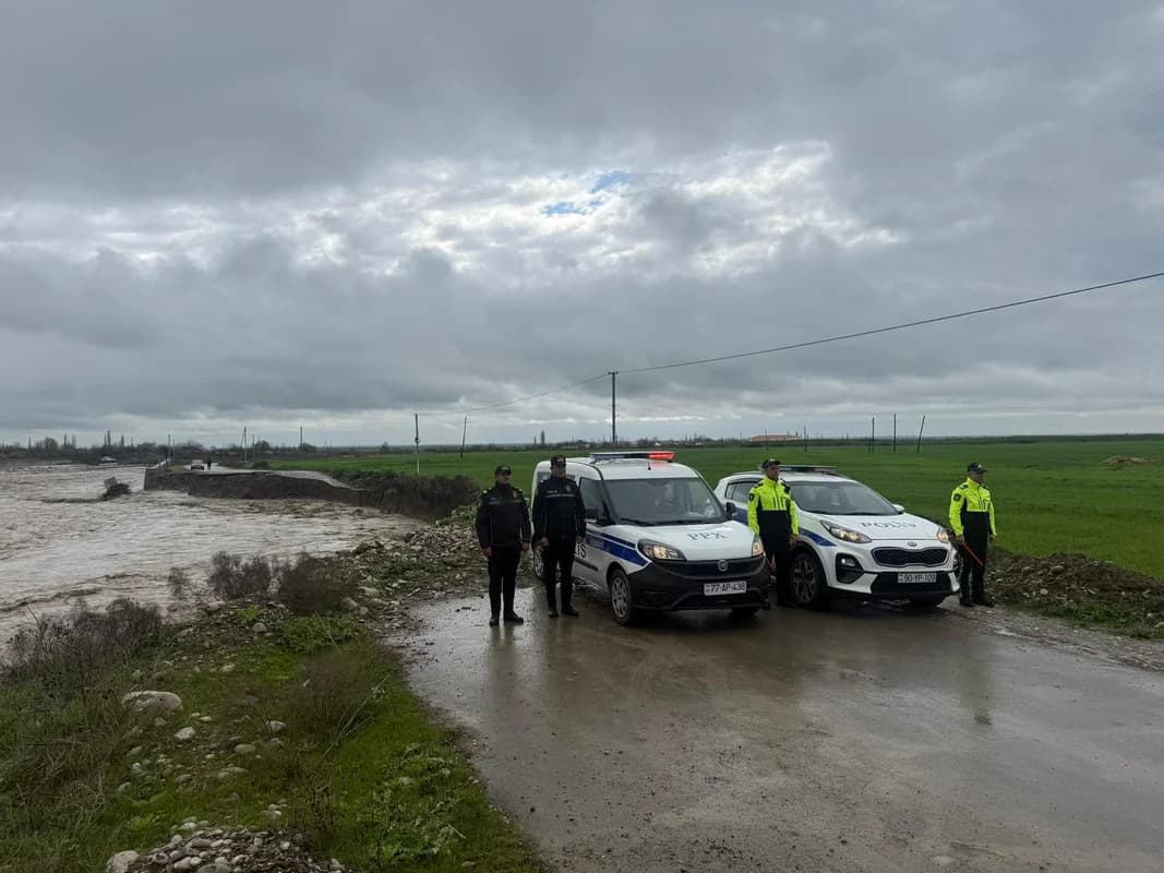 Güclü sel üç kəndi birləşdirən yolun bağlanmasına səbəb oldu - FOTO