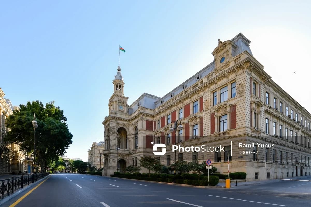 Eldar Əzizov MÜŞAVİRƏ KEÇİRDİ: Yağışın fəsadlarının aradan qaldırılması ilə bağlı tapşırıqlar verildi