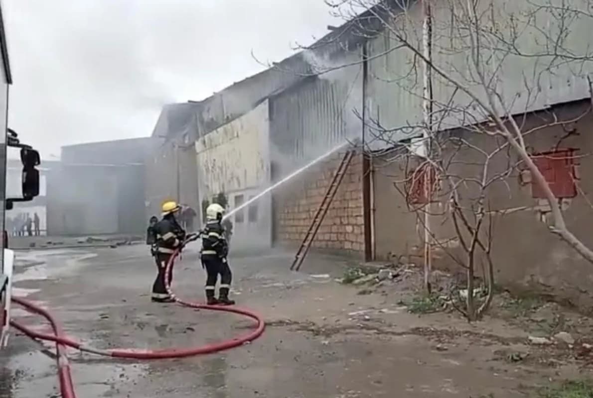 Binəqədidə anbarda yanğın BAŞLAYIB - VİDEO