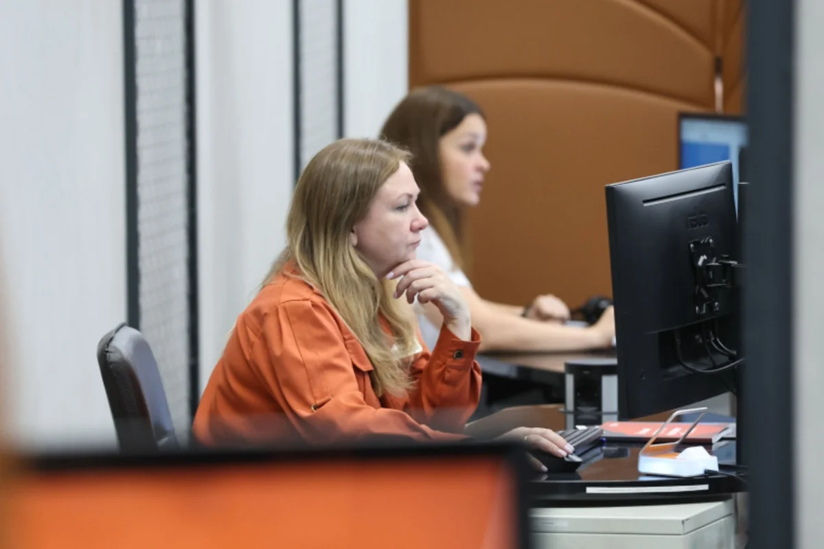 İşçilərə həddindən artıq nəzarət məhsuldarlığı niyə azaldır? - Psixoloqdan açıqlama