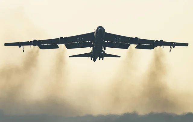 ABŞ İranı "B-52" BOMBARDMANÇI TƏYYARƏLƏRLƏ vurmağa başladı