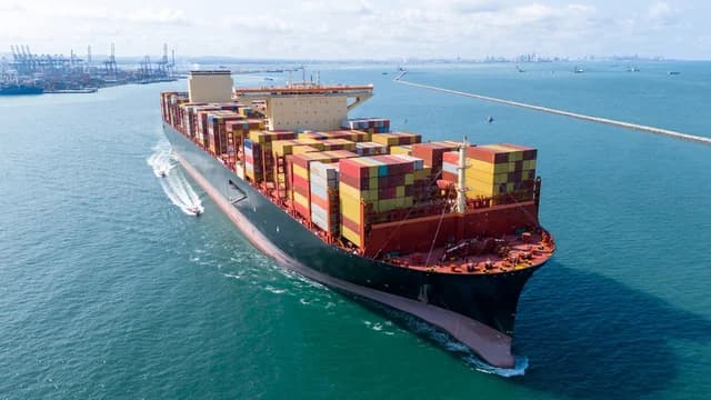 Konteyner gəmisi Hörmüz boğazında batıb