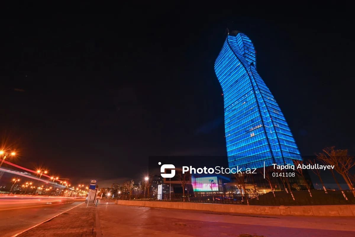 Dünya Autizm Maarifləndirmə Günü ilə əlaqədar mavi rənglə işıqlandırılan Bakı - FOTO