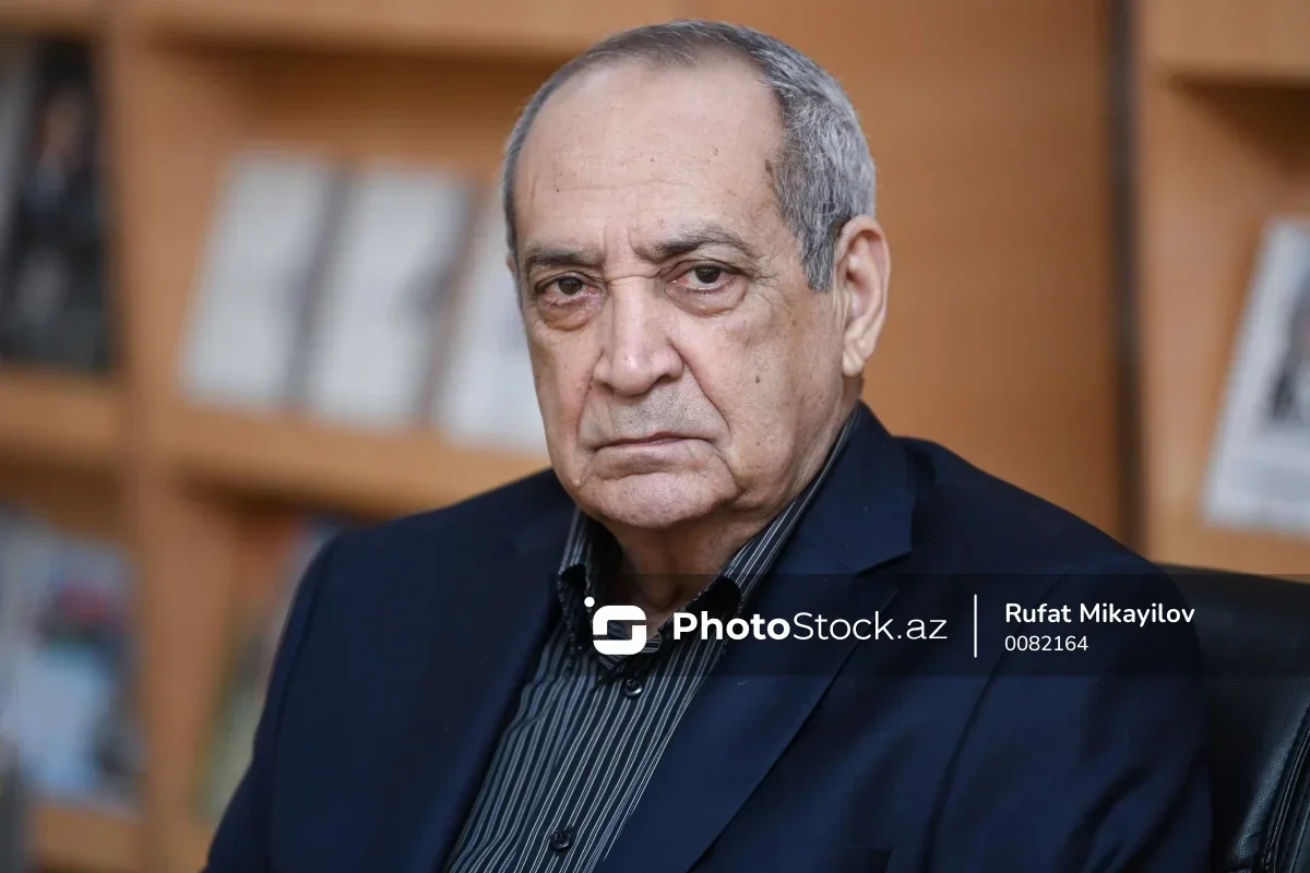 Bir şəklin tarixçəsi: Rasim Balayev Vəfa Fətullayevanı qucaqlamağa çəkinmişdi - FOTO