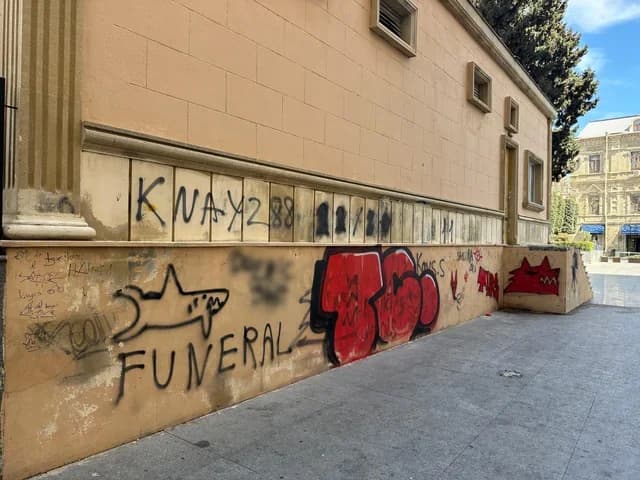 Xalq artisti: "Nizami Kino Mərkəzinin divarlarını zədələmək vandallıqdır, ciddi cəza verilməlidir" - FOTO