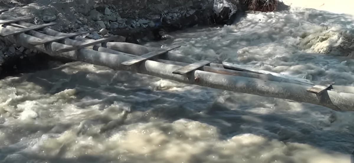 Körpü dağıldı, kənd iki yerə bölündü: "Balalarımı su aparıb" - VİDEO