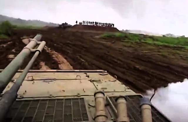 Təlim faciəyə çevrilirdi: Çində əsgər generalları hədəfə aldı - ANBAAN VİDEO