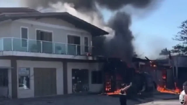 Braziliyada təyyarə restorana çırpılıb: Dörd nəfər həlak olub - VİDEO