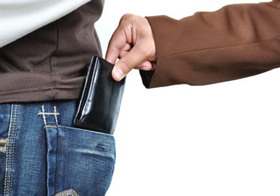 Sərnişinlər üçün ictimai nəqliyyatda görünməyən təhlükə - Cibgirlərdən necə qorunmalı?