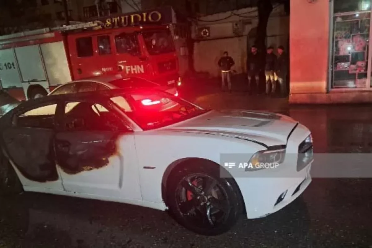 Hərbi Prokurorluğun qarşısında maşın yandı - FOTO