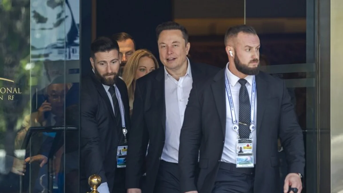 ABŞ-də İlon Maska güzəştlər: Mühafizəçilərinə status verildi