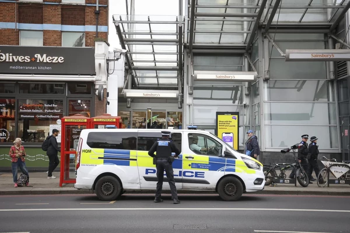 Londonda maraqlı insident: Polisin arsenalından elektroşoker və sursatlar yoxa çıxıb - FOTO