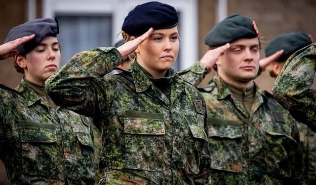 Niderlandın taxt-tac varisi orduda - Şahzadə Amaliya kapral rütbəsi aldı