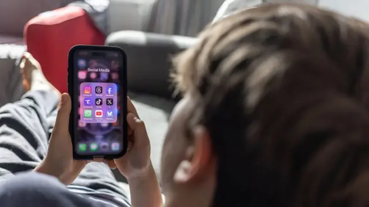 Yunanıstan yaşı 15-dən az olanların sosial mediadan istifadəsini qadağan edir