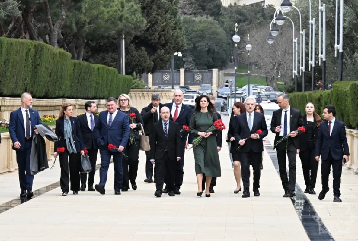 Litvanın baş naziri Bakıda şəhidlərin xatirəsini anıb - FOTO