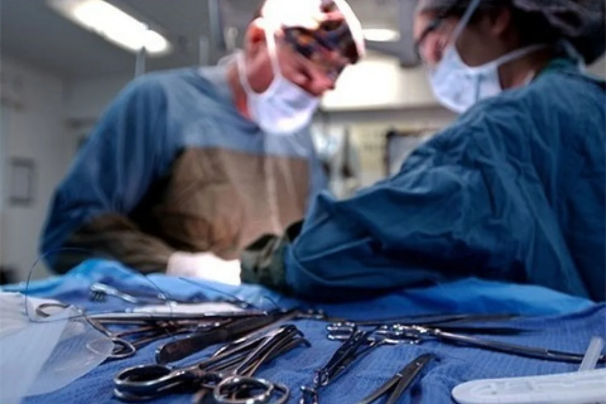 Rusiyada həkimlər divan yeyən uşağı xilas ediblər