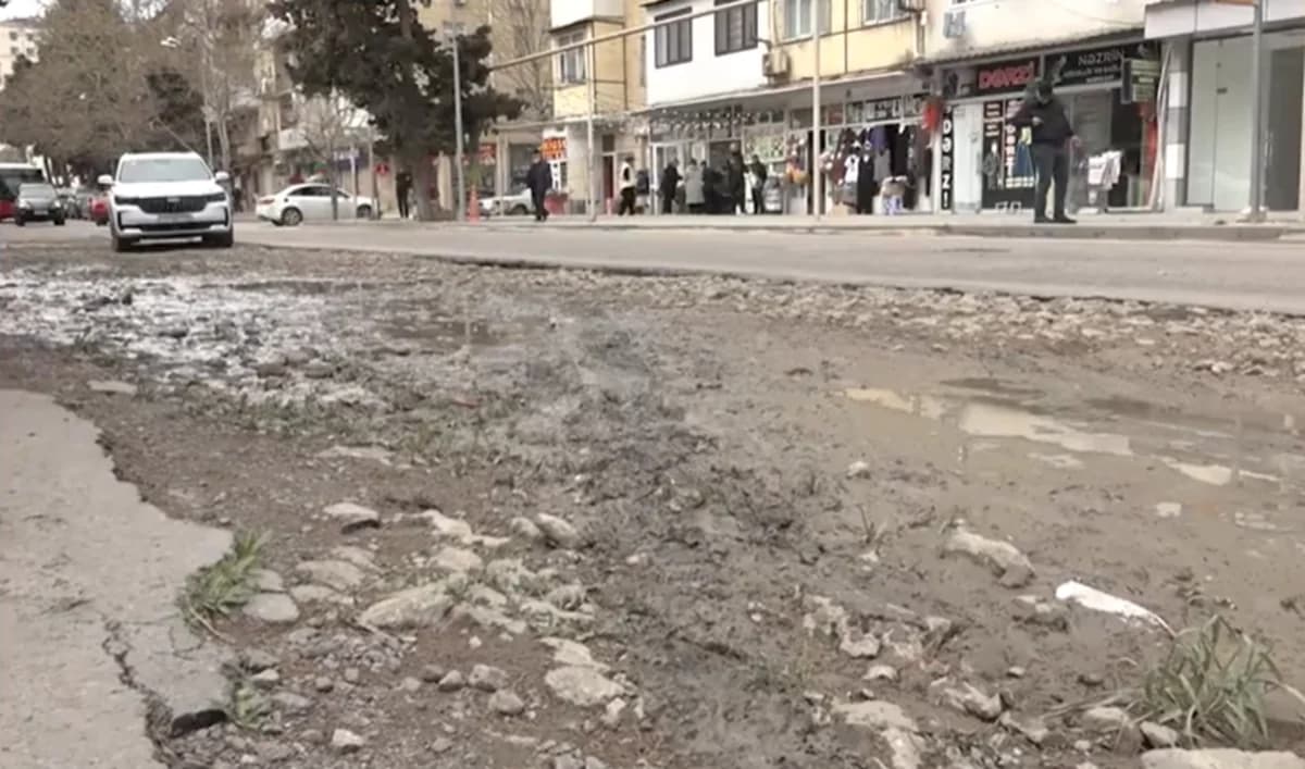 Bakıxanov qəsəbəsində YOL PROBLEMİ: "Qazdılar, əvvəlki halına qaytarmadılar" - VİDEO