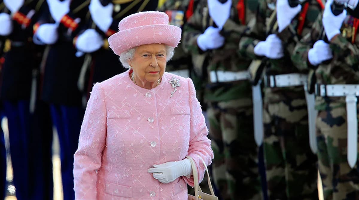 Londonda II Elizabetin yüzlərlə nadir eksponatı nümayiş olunur - FOTO