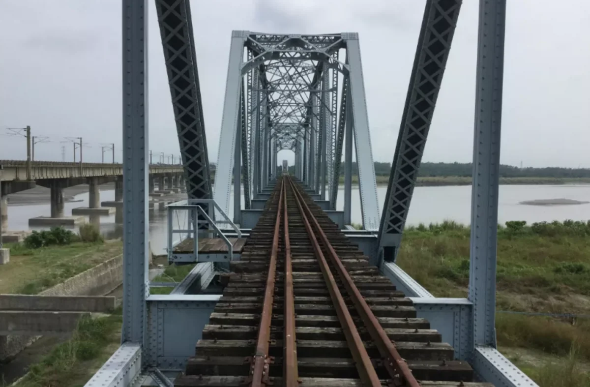 İranın Qum əyalətində hava hücumundan zərər görən dəmiryol körpüsü bərpa olundu