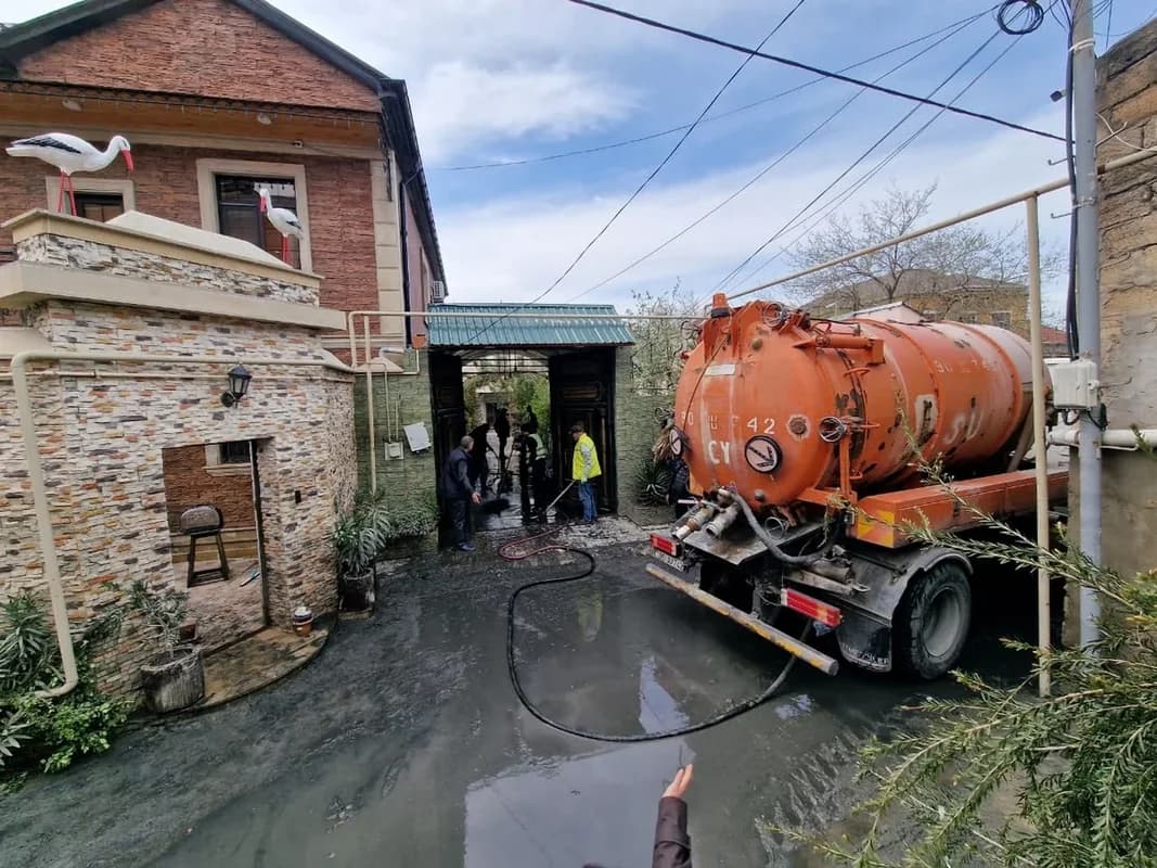 Keşlədə kollektorun daşması nəticəsində yaranmış fəsadlar aradan qaldırılır - FOTO