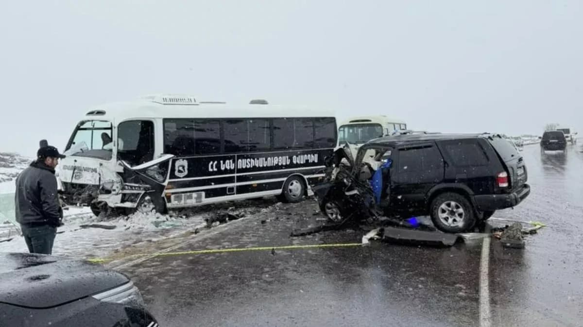 Paşinyanın kortejini müşayiət edən polis avtobusu qəzaya uğradı: Ölən və yaralılar var