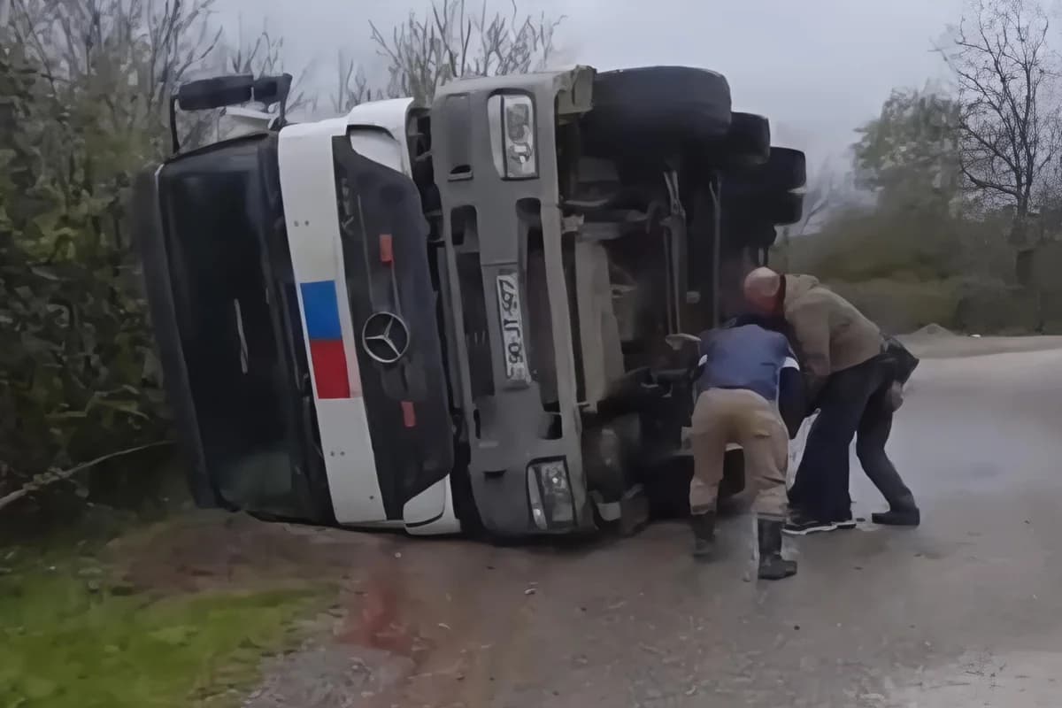 Qonaqkəndə yol çəkənlər qəzaya düşdülər: Yaralı var - VİDEO