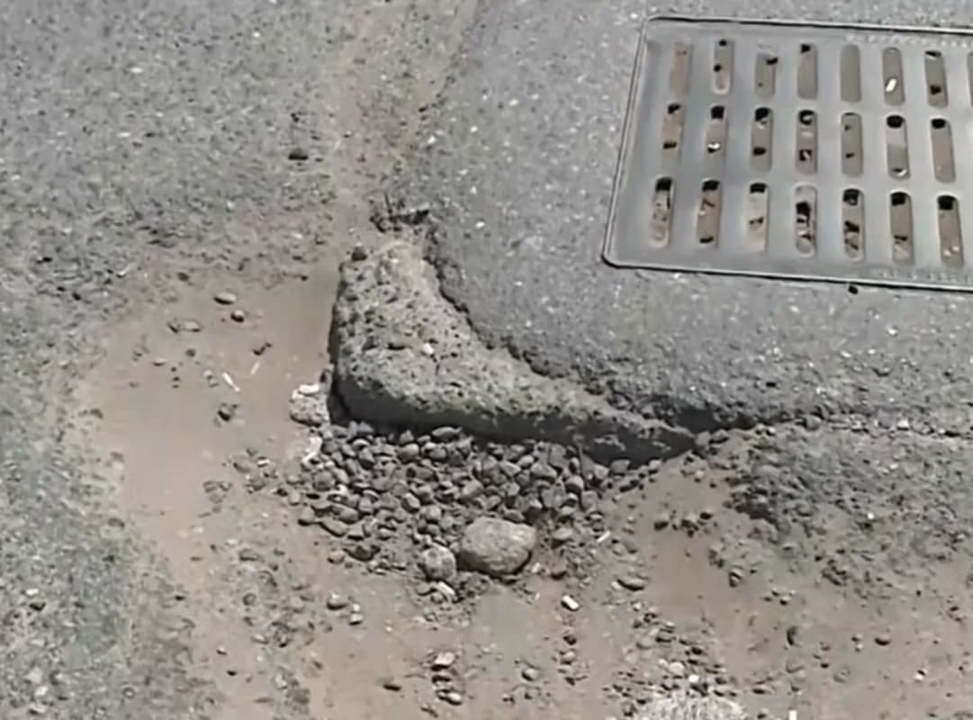 Binəqədi-Balaxanı yolunda sürücülərin kabusu: Çuxurlar maşınları sıradan çıxarır - VİDEO