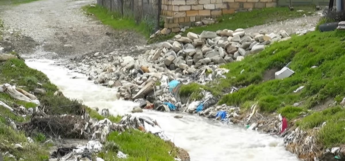 Azərbaycanın məşhur turizm bölgəsində DƏHŞƏTLİ MƏNZƏRƏ: Zibillə dolub-daşır - VİDEO