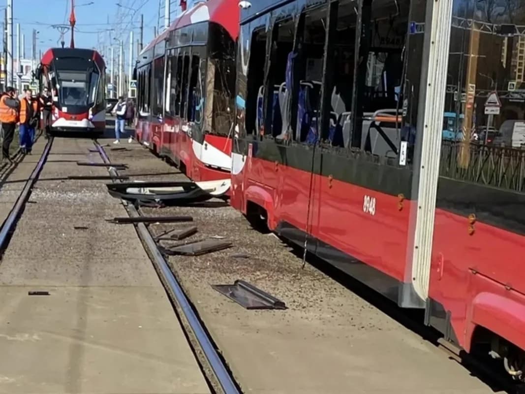 Sankt-Peterburqda iki tramvay toqquşdu: Altı sərnişin yaralandı - VİDEO