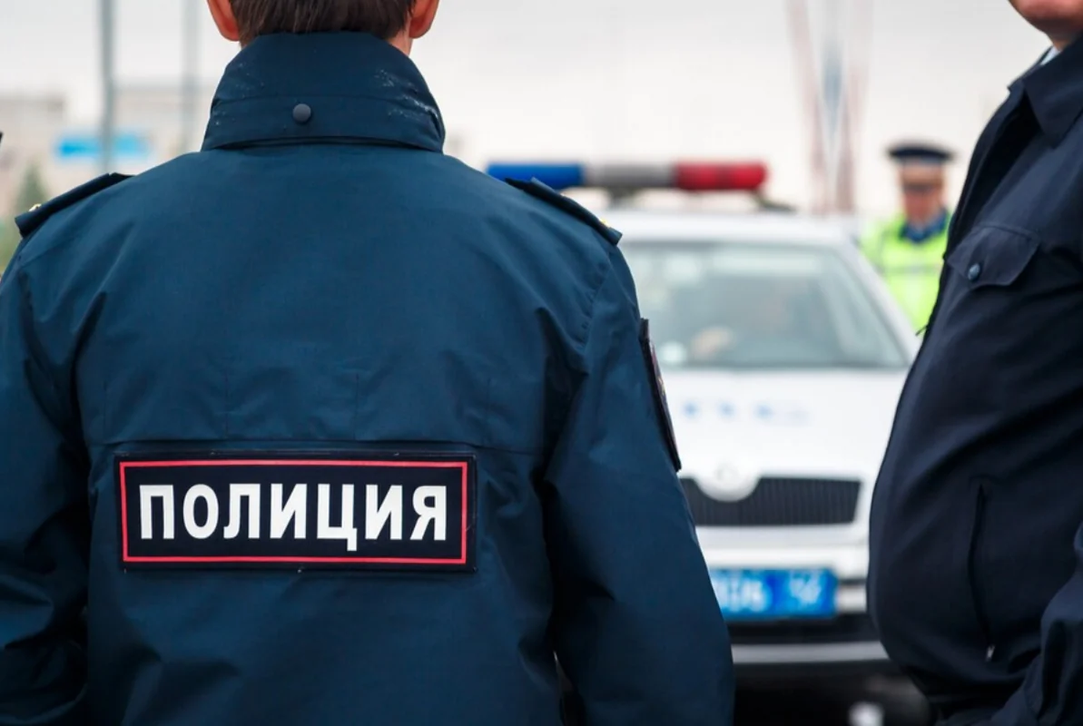 Rusiyada qadın dırnağı qırıldığı üçün polisləri döyüb