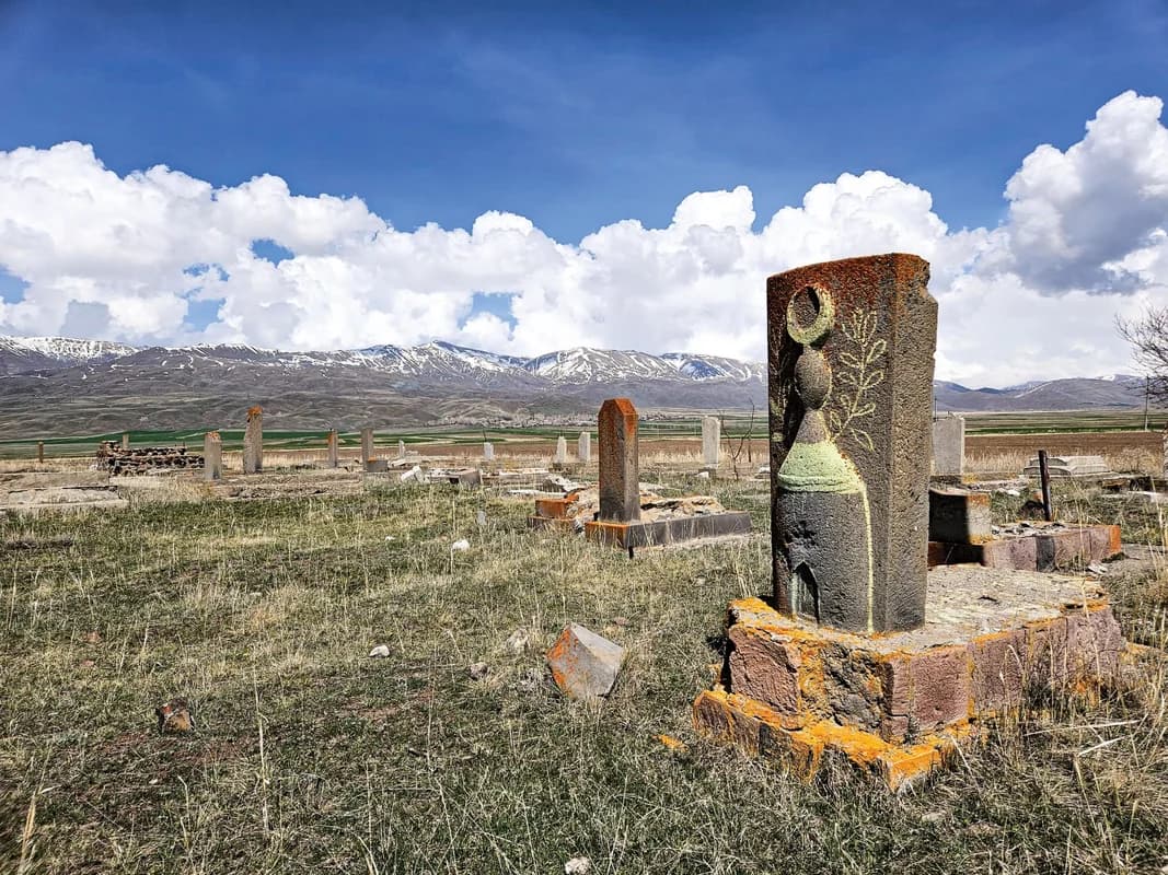 Ermənistanın vandalizm siyasəti: Azərbaycan qəbiristanlıqlarının acı taleyi - FOTO