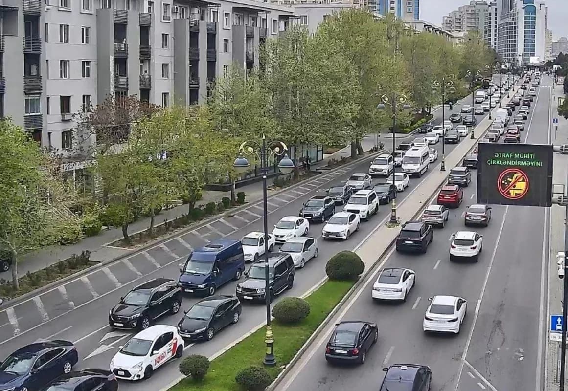 Paytaxtın bəzi küçələrində sıxlıq müşahidə edilir - FOTO - 23.04.2026