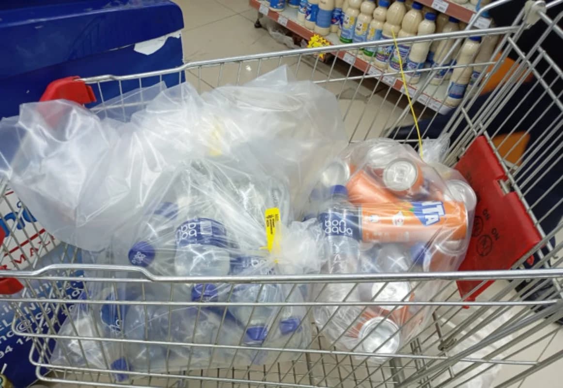 Salyanda marketdə istehlaka yararsız məhsullar aşkarlanıb - FOTO