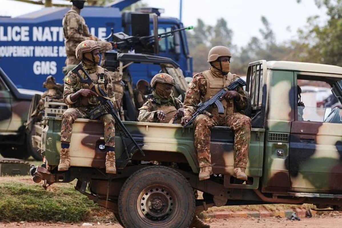 Malinin ən böyük hərbi bazasında partlayış və atışma olub