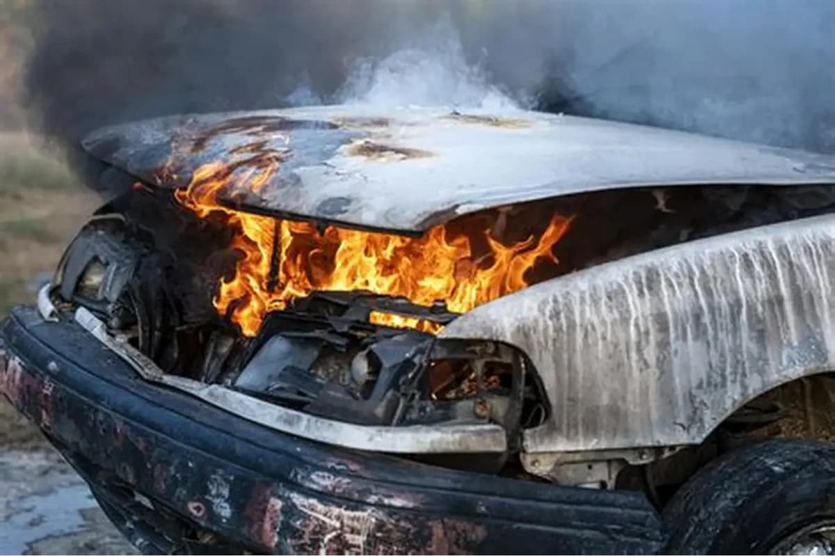 Naxçıvanda sərxoş kişi avtomobilini yandırdı