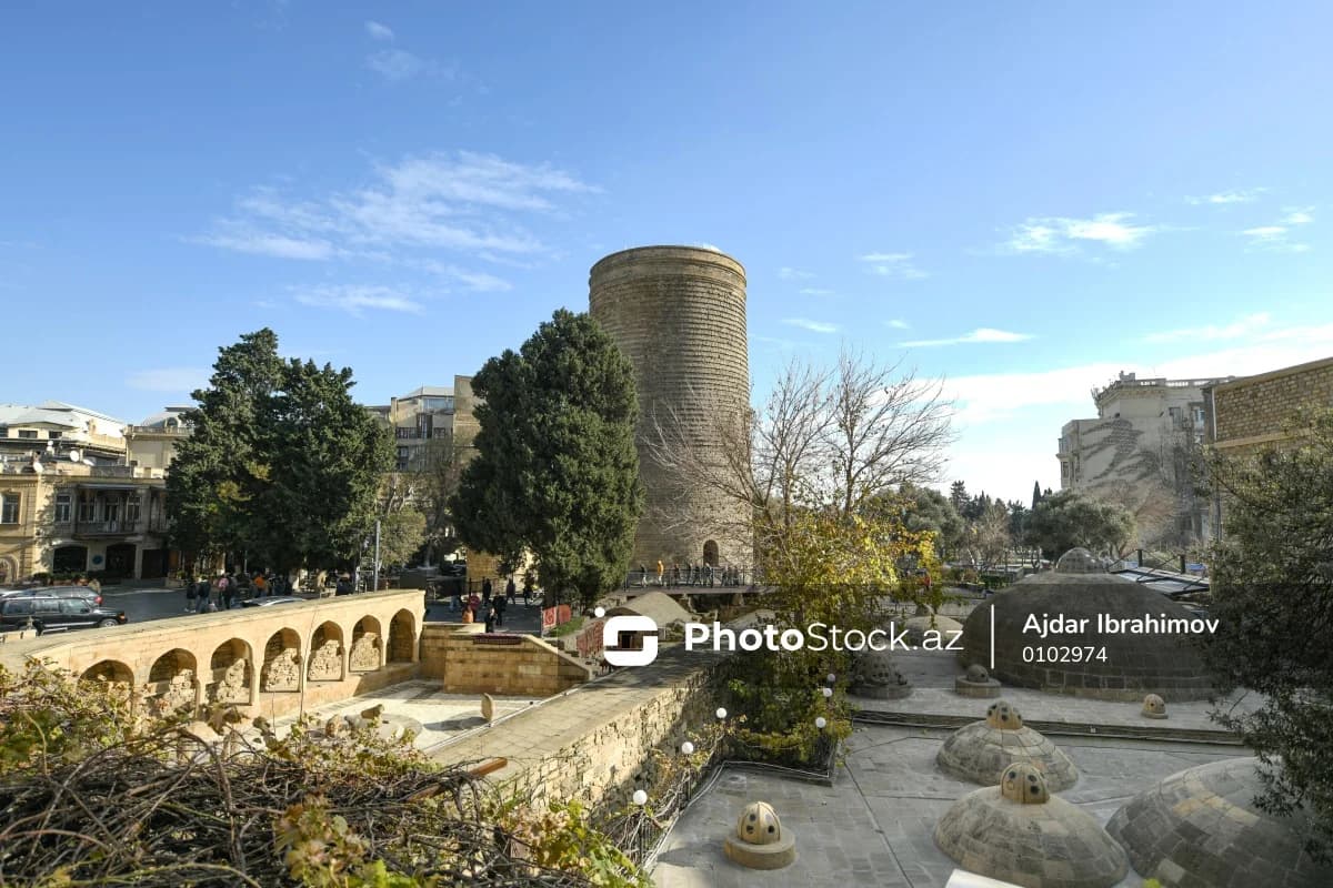 Bakı turistləri mat qoydu: Alman, hind və türkiyəli qonaqlar nəyə heyran qaldılar? - VİDEO