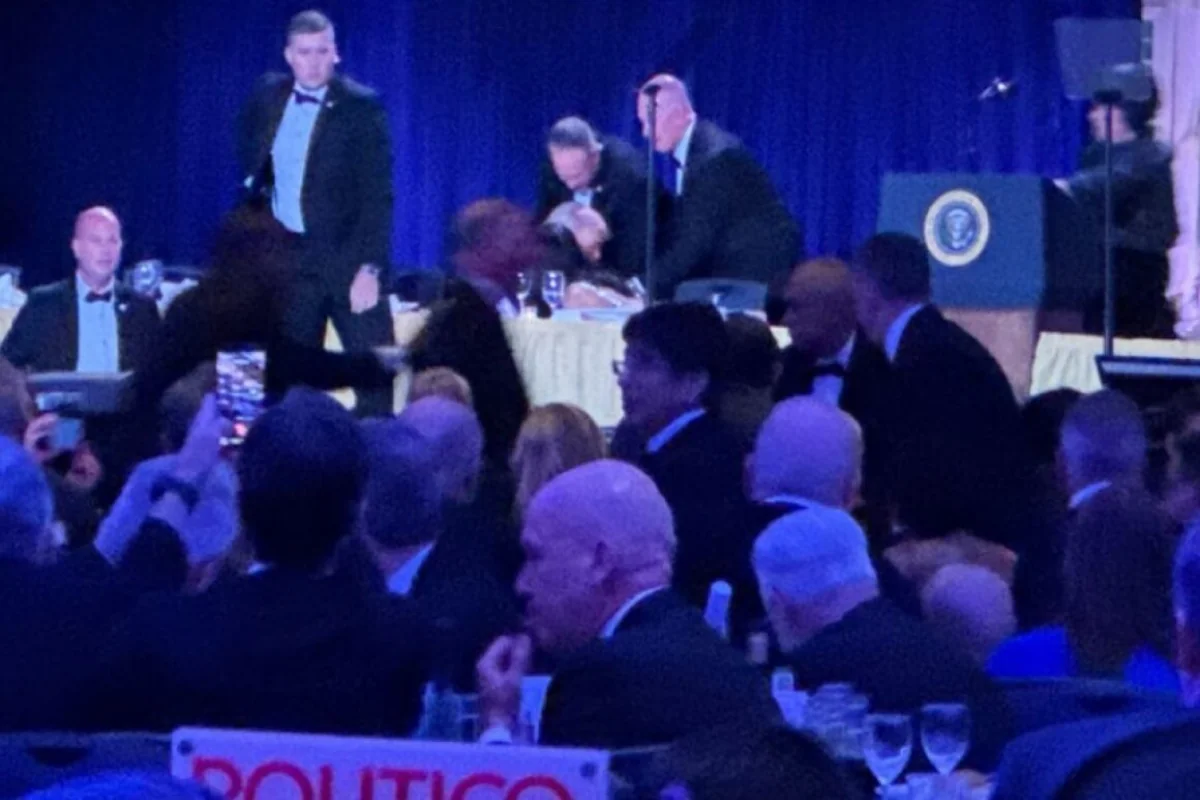 Vaşinqtonda atışma zamanı baş verən gülməli hadisə izləyicilərin marağına səbəb olub - VİDEO