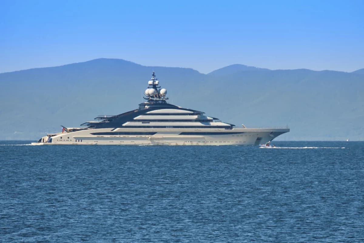 Rusiyalı milyarderin yaxtası Hörmüz boğazından keçib