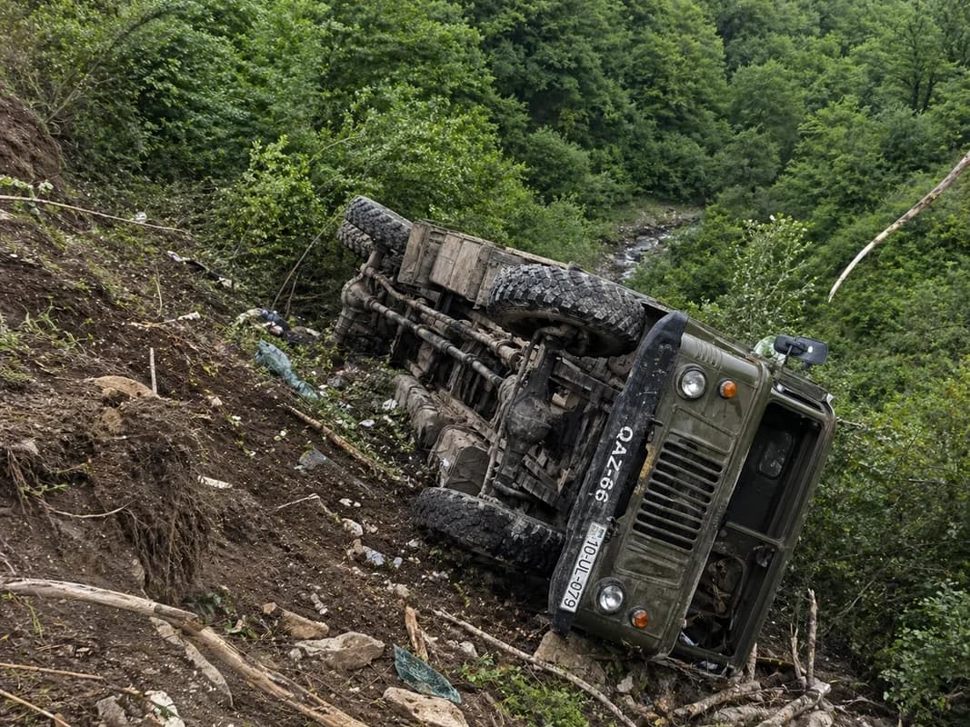 Lerikdə ağır qəza: Yük maşını dərəyə aşdı, 27 yaşlı sürücü öldü - FOTO