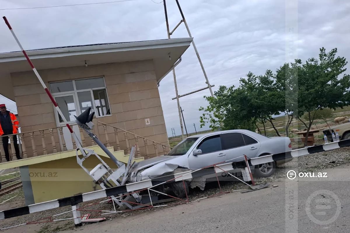 Kürdəmirdə QƏZA: "Mercedes" dəmiryol keçidinə çırpıldı