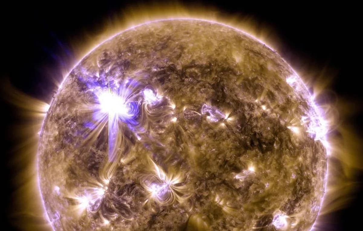 Günəşdə güclü partlayış olub